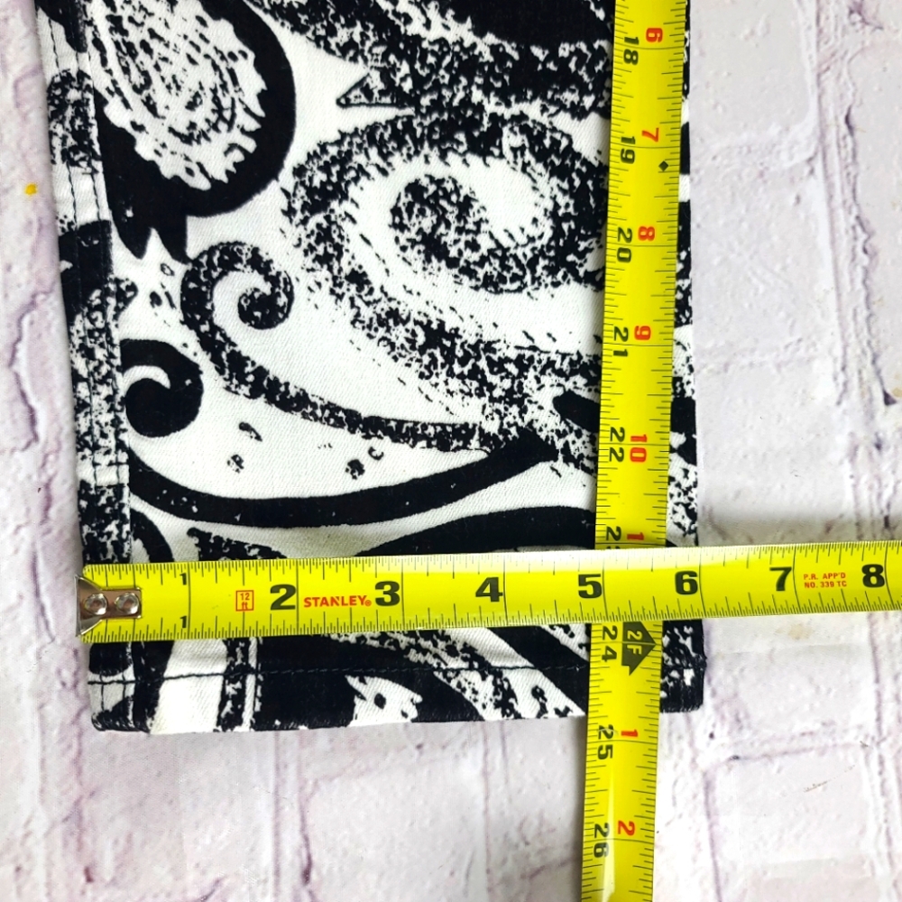 Alice + Olivia Women's 4 Black and White Paisley Cropped Ankle Pants - Picture 12 of 16